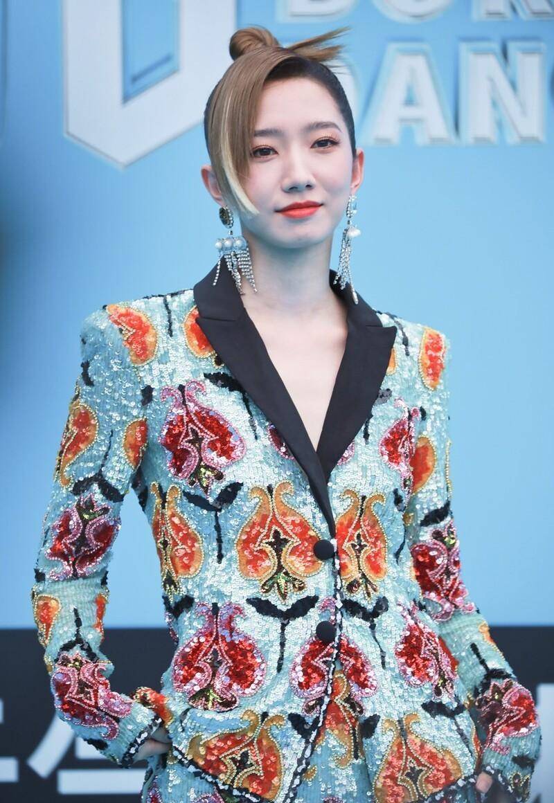 孟美岐街拍机场:白衬衫米色裤子,文艺风范_创作_理论_写作