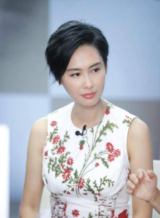 碎花短裙配小白鞋,状态依旧似"紫霞仙子"_气质_衣服_面料