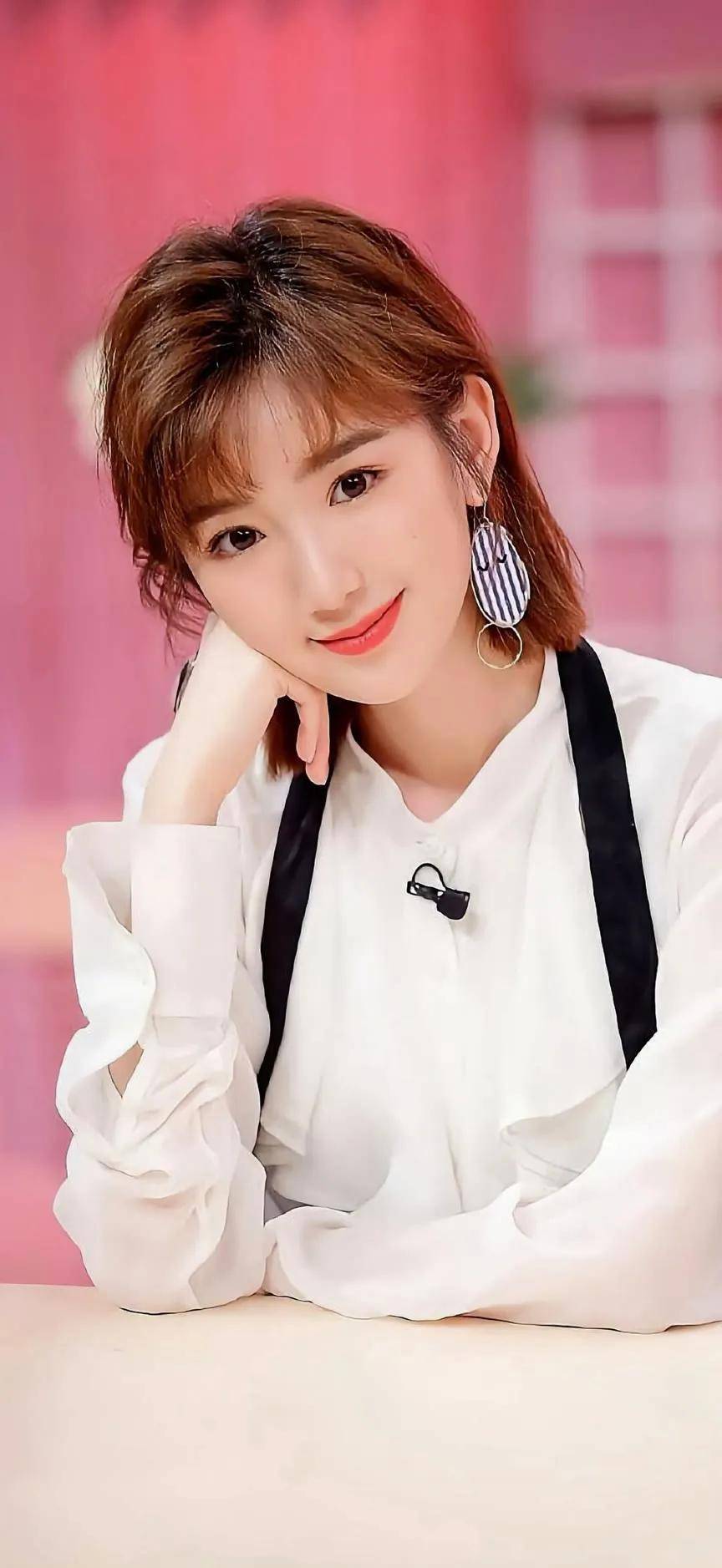 33岁毛晓彤,甜美可人身材有型,这个女神越来越有魅力了_时尚_观众