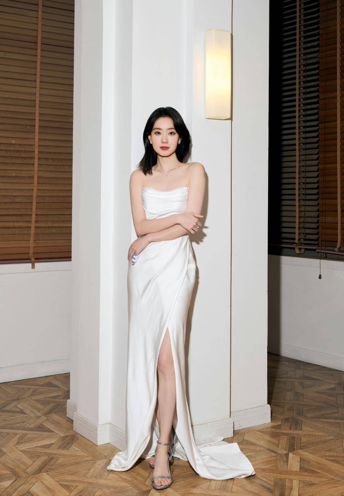 张小斐的颜值确实是被忽视了,身穿深v领连衣裙,姣好的身材堪比模特