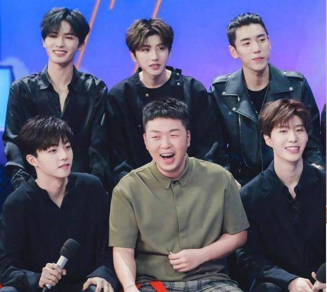 justin黄明昊卷发造型亮相,撞脸杨丞琳,粉丝直呼:混血洋娃娃_蔡徐坤