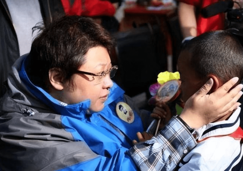 韩红:23年前,不顾反对收养2岁遗孤,养子如今成她一生的骄傲_潘子灏