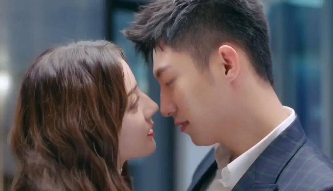 迪丽热巴恋情再升级!