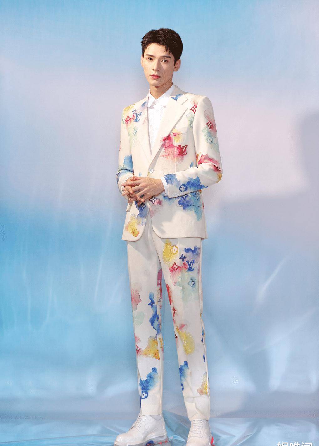 龚俊跳过高奢品牌考核期,直接官宣lv品牌大使,飞升速度令人诧异_商务