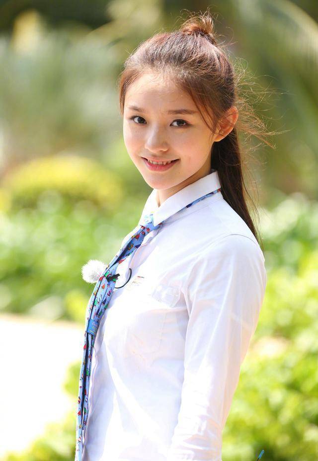 王大陆晒和林允合影,林允减肥后掉发严重:两个都像班里吊车尾的_ps