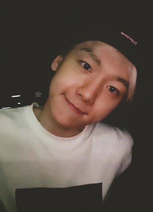 exo边伯贤新画报,机车外套酷帅小狼狗,深夜直播开小型演唱会_造型