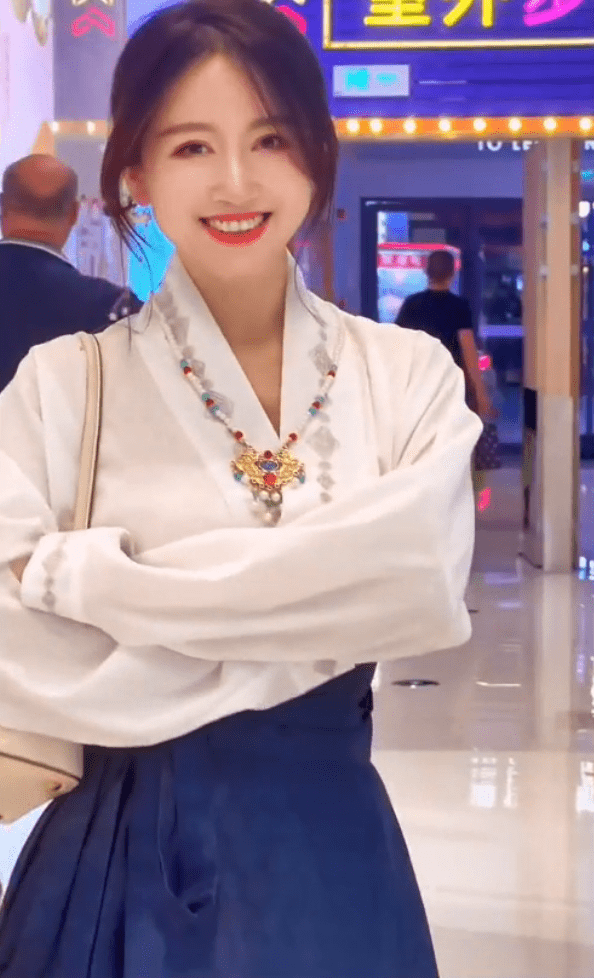 随州美女披战袍 英姿飒爽起风暴