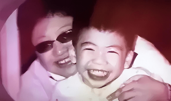 韩红:23年前,不顾反对收养2岁遗孤,养子如今成她一生的骄傲_潘子灏