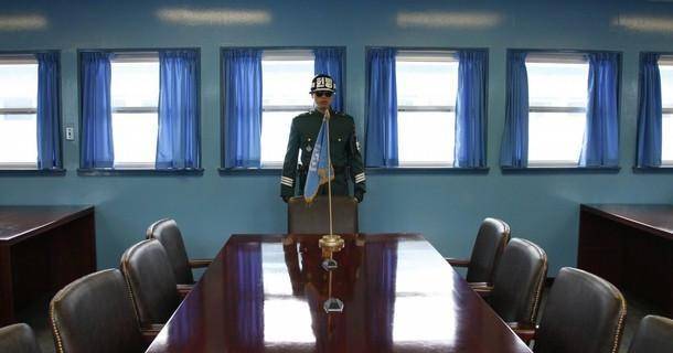 实拍三八线上的韩国宪兵:个个人高马大,但站姿让人忍俊不禁_板门店