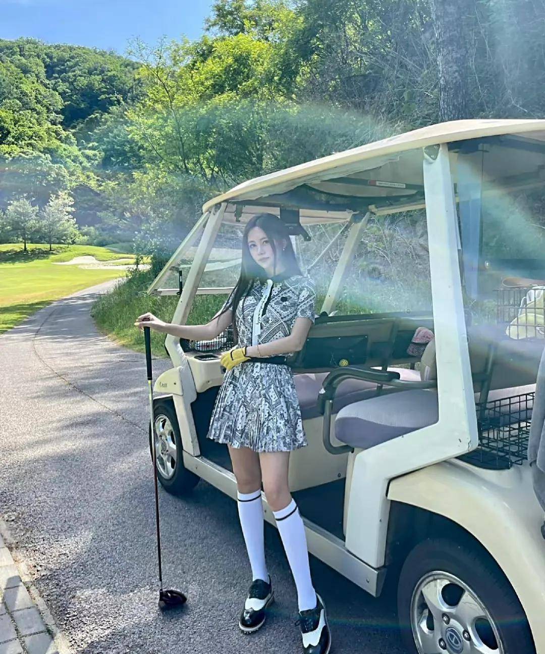 国外tara成员李居丽,最新近况美丽依旧,非常沉迷高尔夫球_朴智妍_组合