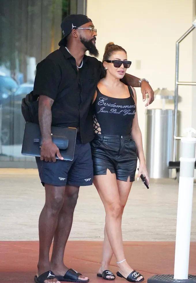 拉尔萨·皮蓬晒出在海边度假的照片,身穿白色紧身衣,展现时尚身材