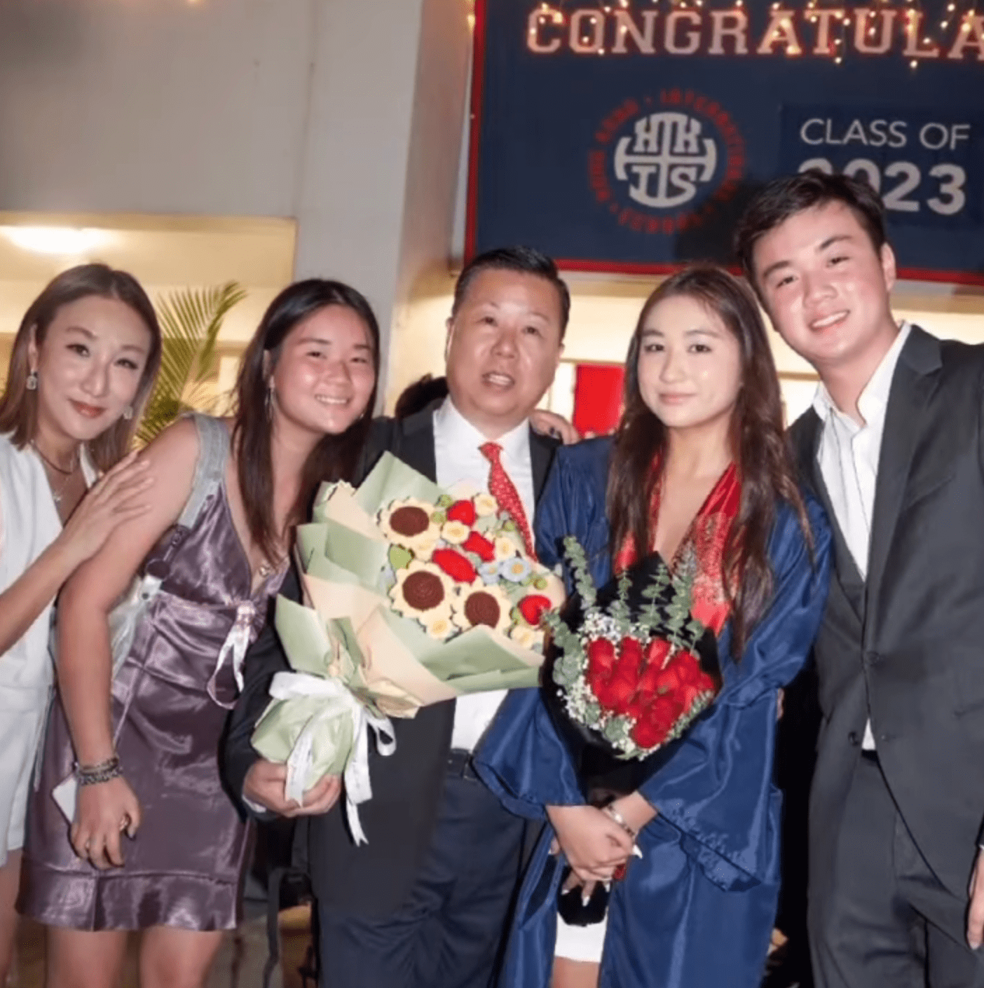 雷林静怡虽然热衷社交,不过始终还是以家庭生活为主.