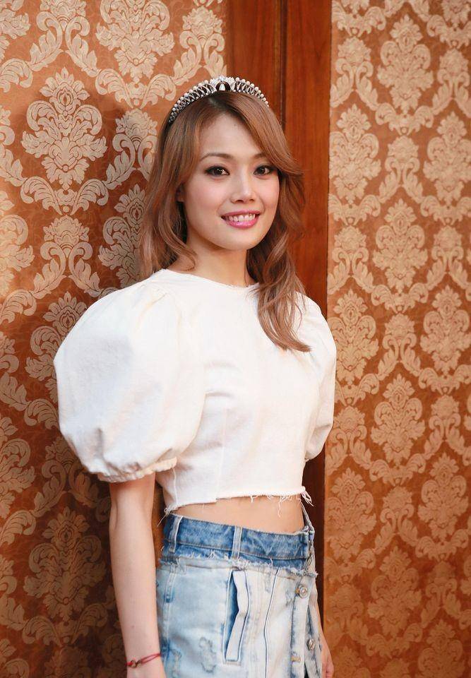 容祖儿一身白裙身材极佳,网友:太美了!_小哥_娱乐_明星