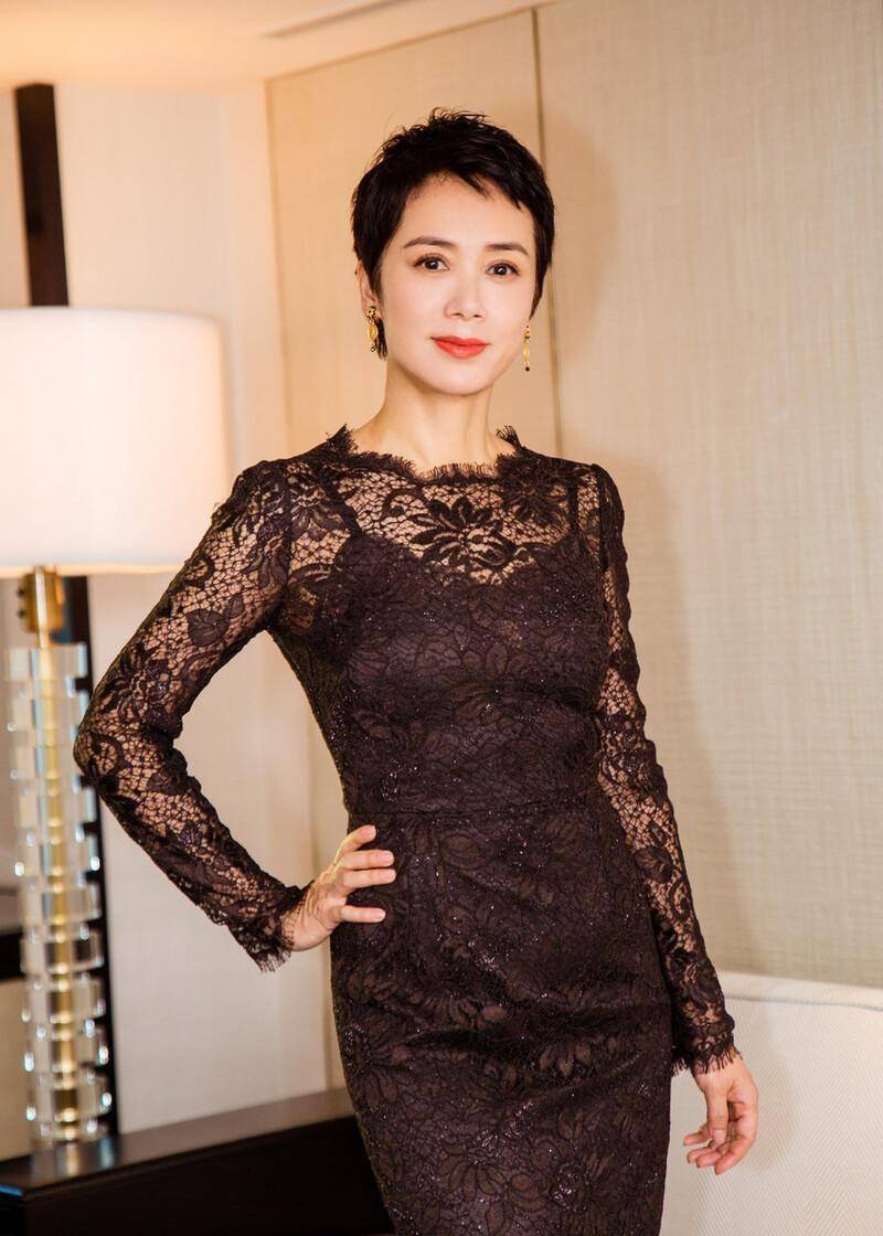 54岁蒋雯丽太优雅,穿黑色时尚礼服身段窈窕,不输32岁外甥女_造型_气质