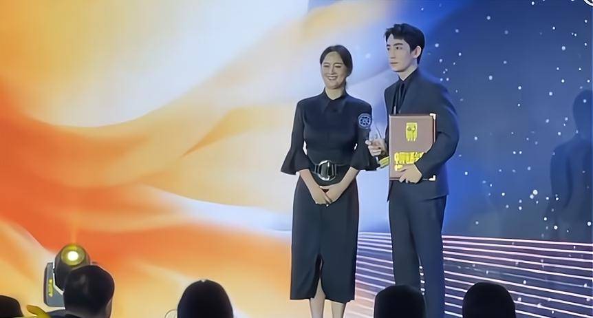 徐克,林超贤这三位导演都没有来,由同剧组的朱亚文上台代领证书,《长