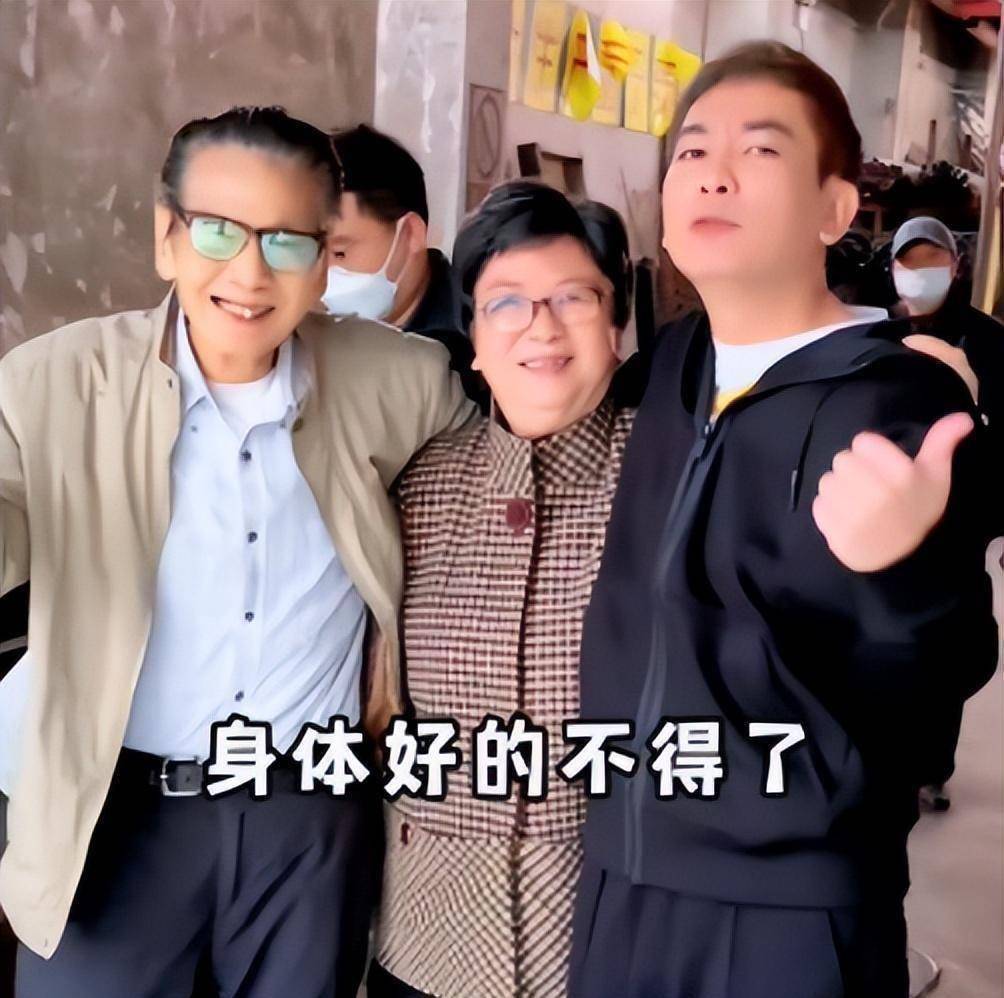 "康祈祖"徐若琪晒出康家最后一幅全家福,46岁的他再无父爱_康博_康启