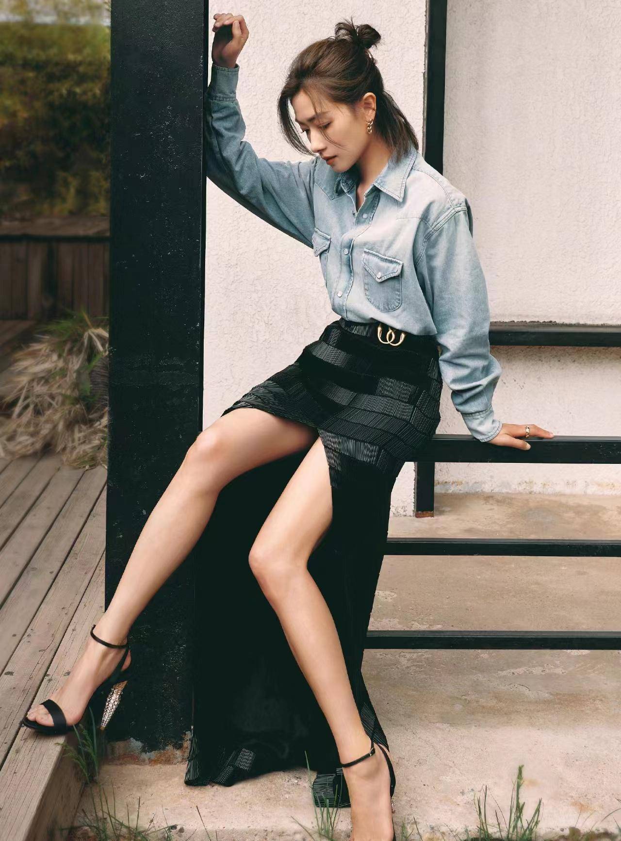 万茜身着牛仔衬衫裙亮相大学生电影节青春之夜,简约又时尚!