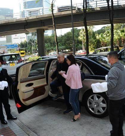 甘比搀扶刘銮雄突然现身公司总部大刘精神饱满不像健康不佳_声明_重组