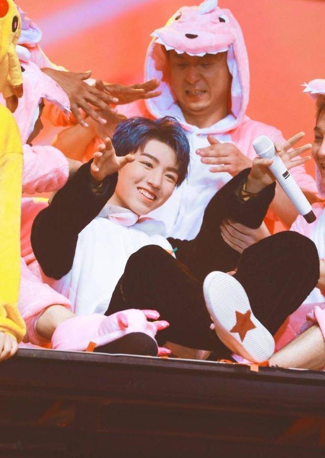 王俊凯的睡衣造型风格多样,揉眼睛,露锁骨,慵懒中又带有帅气!