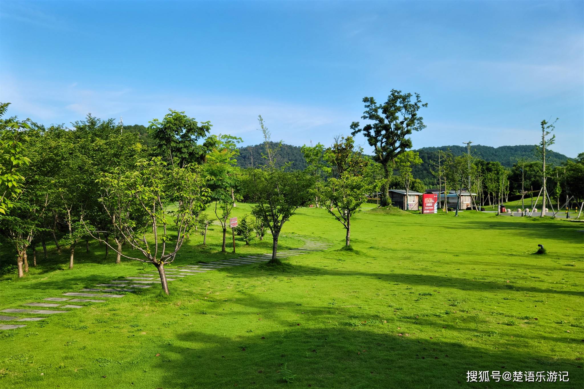 蓀湖周邊的風景為最,匯聚著草坪,溼地,花海,水庫,荷塘,寺廟和登山步道