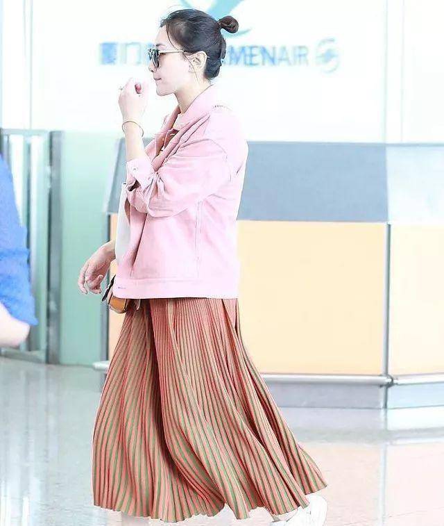 之后的何雯娜,也是在微博上表示:"近期因为工作繁忙,作息不规律,导致