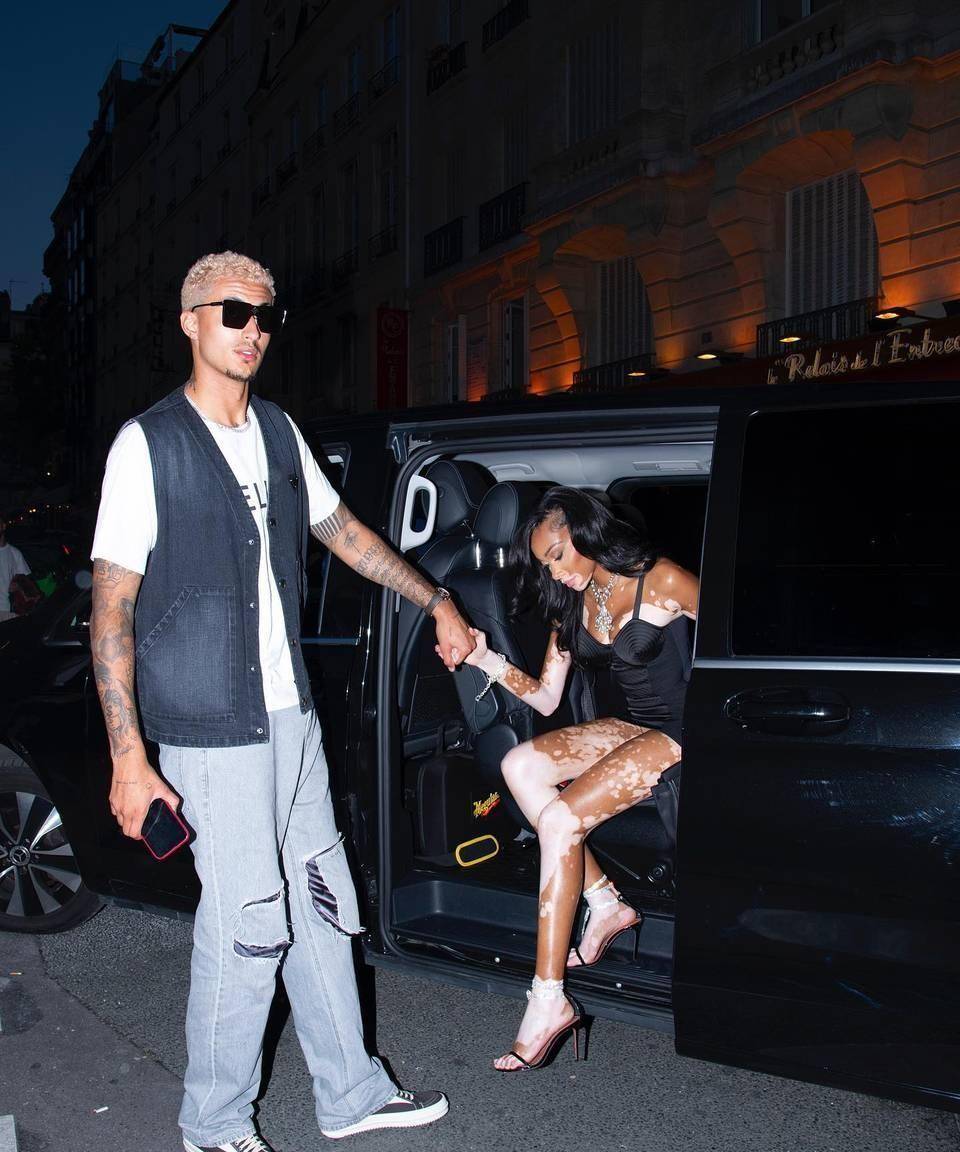 此前,库兹马带温妮参加聚会,两人继续高强度秀恩爱.