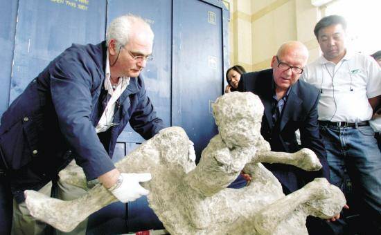 情侣相拥被火山吞没,一千年后被发现,还仍分不开_庞贝_考古_古城