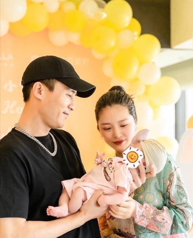 杜淳妻子第一次给女儿送满月礼,蛋饺戴千元金饰品,肉手可爱_王翠_王灿