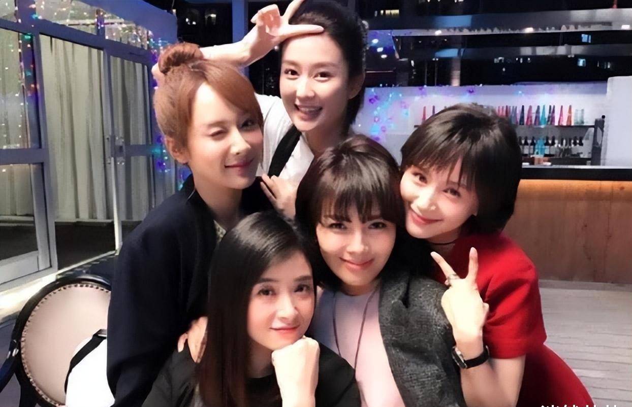 相比于其他四位,在《欢乐颂》大火之前并没有太多作品的乔欣,凭借着