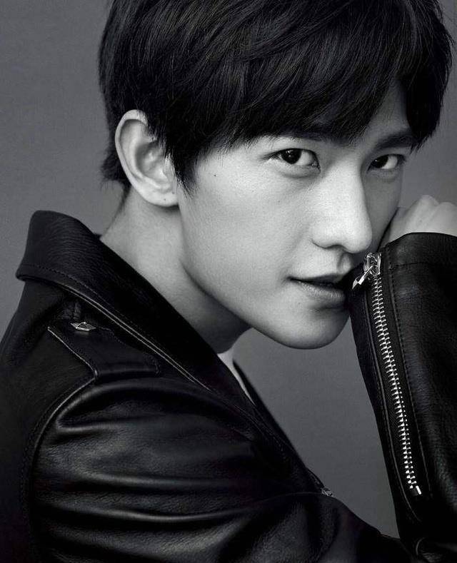 但是我一想,杨洋大明星一个人怎么会坐地铁,还自己背着包,还穿着