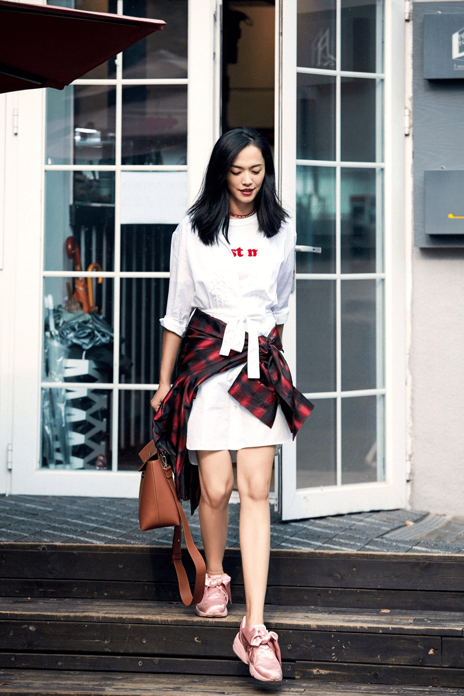 姚晨的私服穿搭才叫时髦,穿黑色印花t恤配紧身牛仔裤,简约高级_时尚