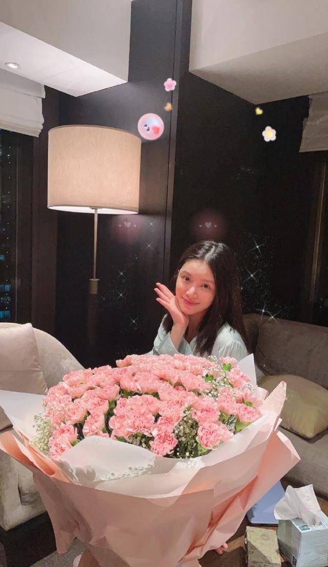 王灿晒杜淳视角全家福庆首个母亲节,深情表白女儿:足够爱你_开心_超大