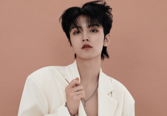 而黄旭熙被爆料不仅从粉丝要奢侈品,还和粉丝谈恋爱,甚至还和多名粉丝