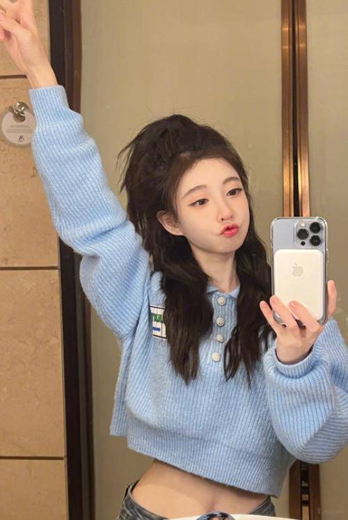 冯提莫晒了一个经典的九宫格,其中个有一张露腰的