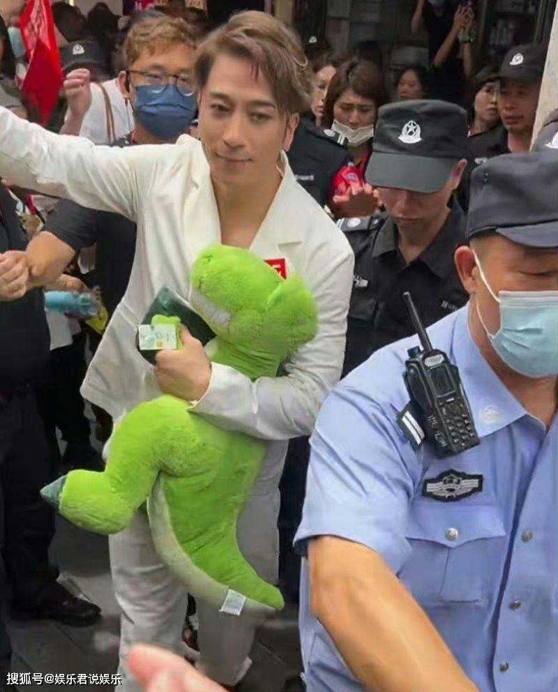 跑活动比保安还忙!陈小春也在保安队中?_人气_结果_站台