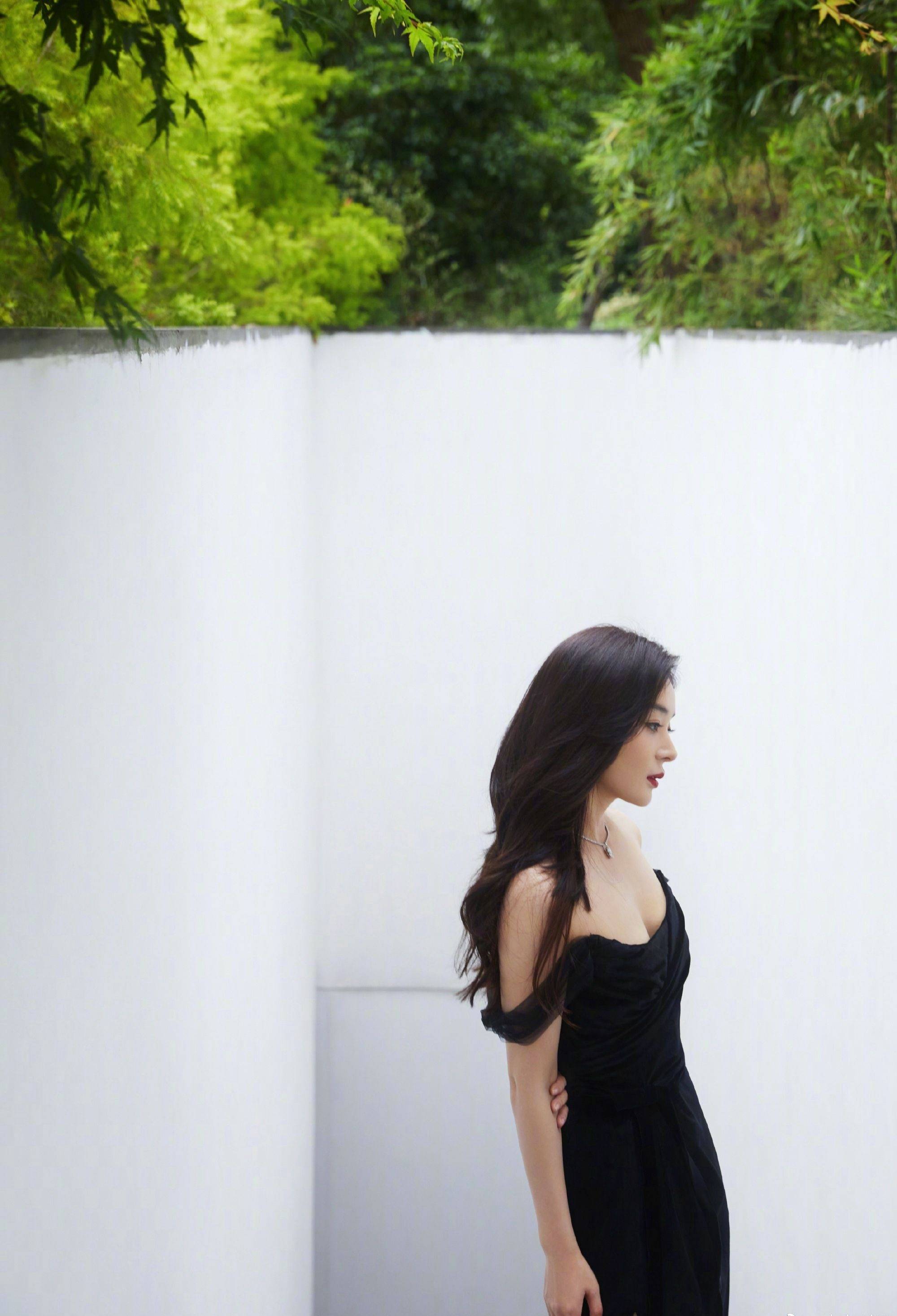 袁姗姗黑色抹胸连衣裙大波浪性感写真_气质_一身_造型