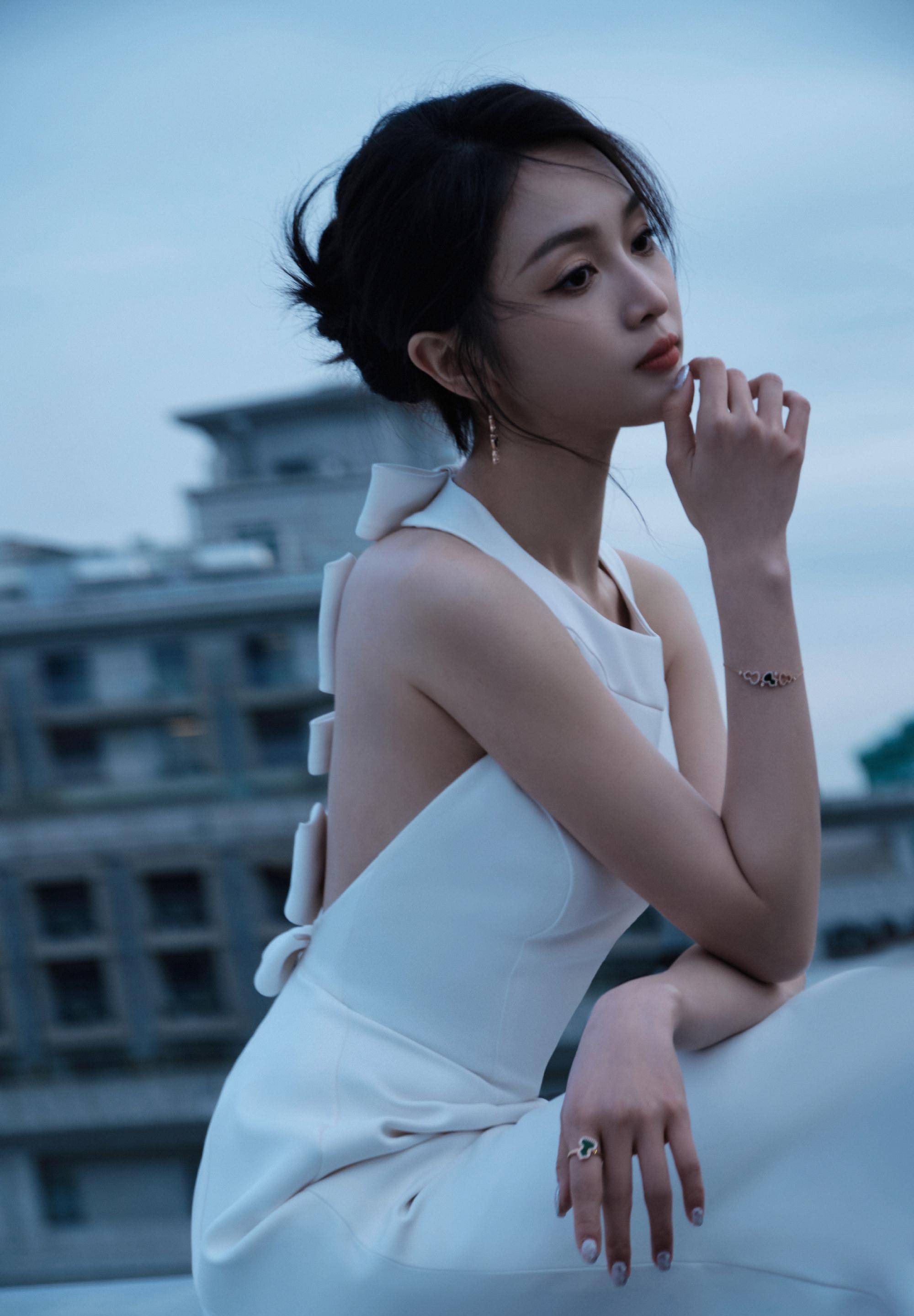 吴宣仪的都市天台大片,简约扎的长发无背长裙,轻盈飘逸地刻着温柔