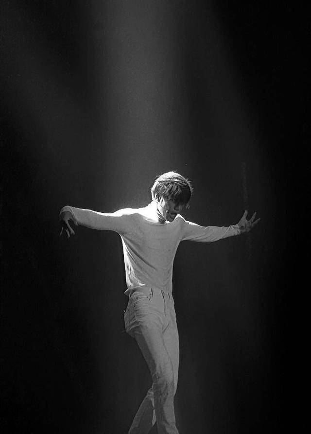 把舞蹈揉进骨血里了的一个男人,什么都是美的!_金钟仁_舞台_表演