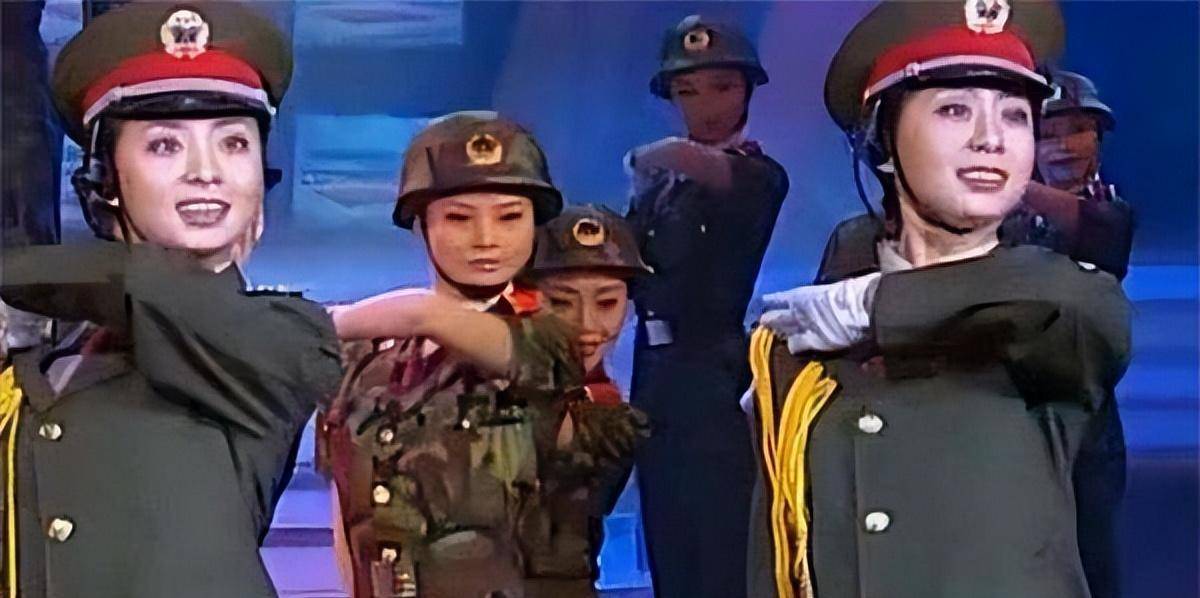 1999年国庆阅兵后,领队的双胞胎姐妹花闻名全国,后来生活如何_张薇薇