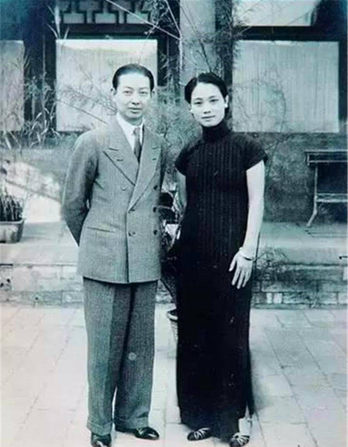 据说,当时沈杏山并不理睬杜月笙,只是一身傲气地带走两个跳舞的女孩.