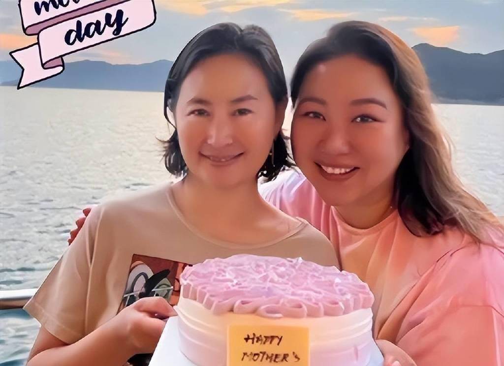 曾昭仪和干妈一起过年,何超琼面色红润,笑得很开心,她到现在都没有