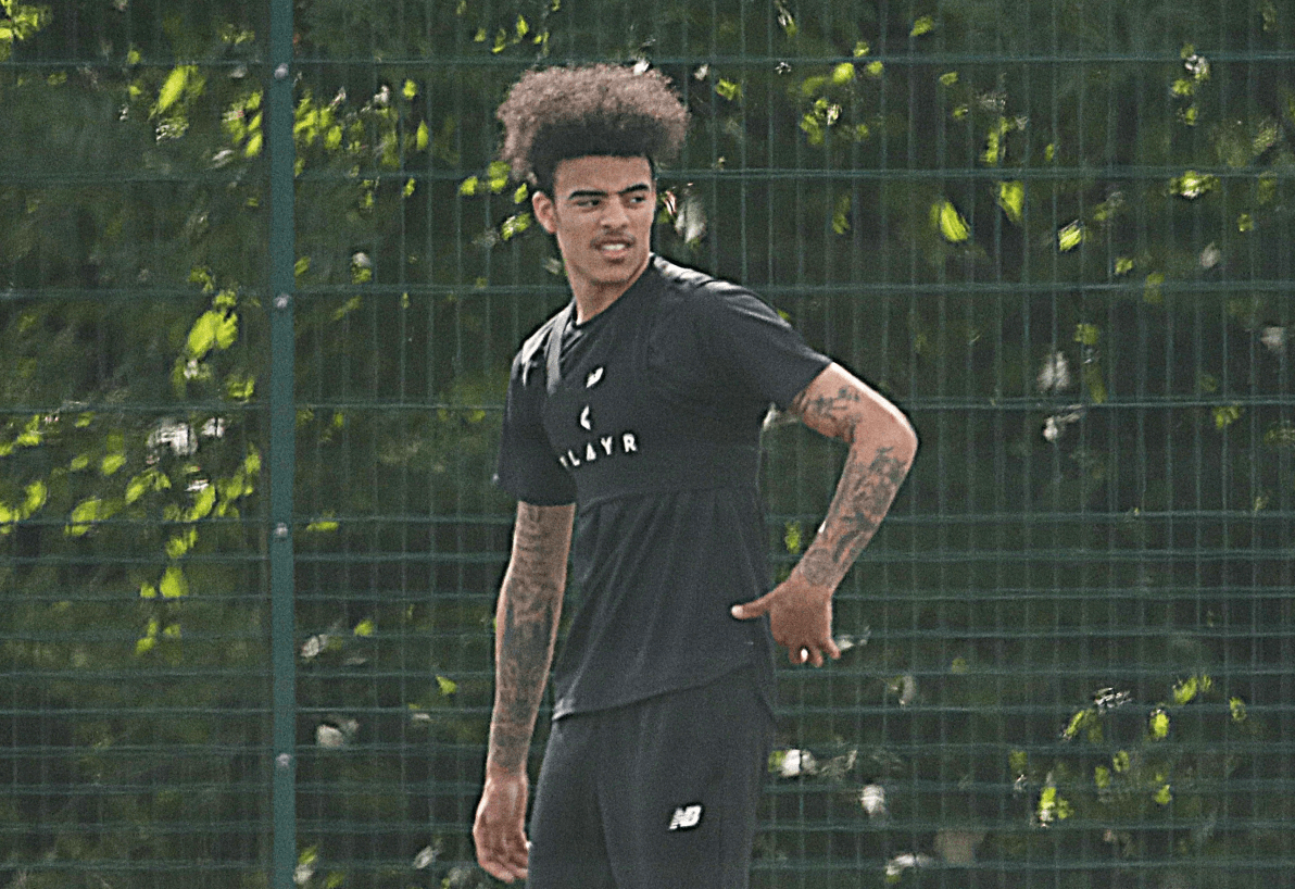 梅森·格林伍德球衣从曼联新赛季英超联赛球衣发布会上掉落_特拉福德