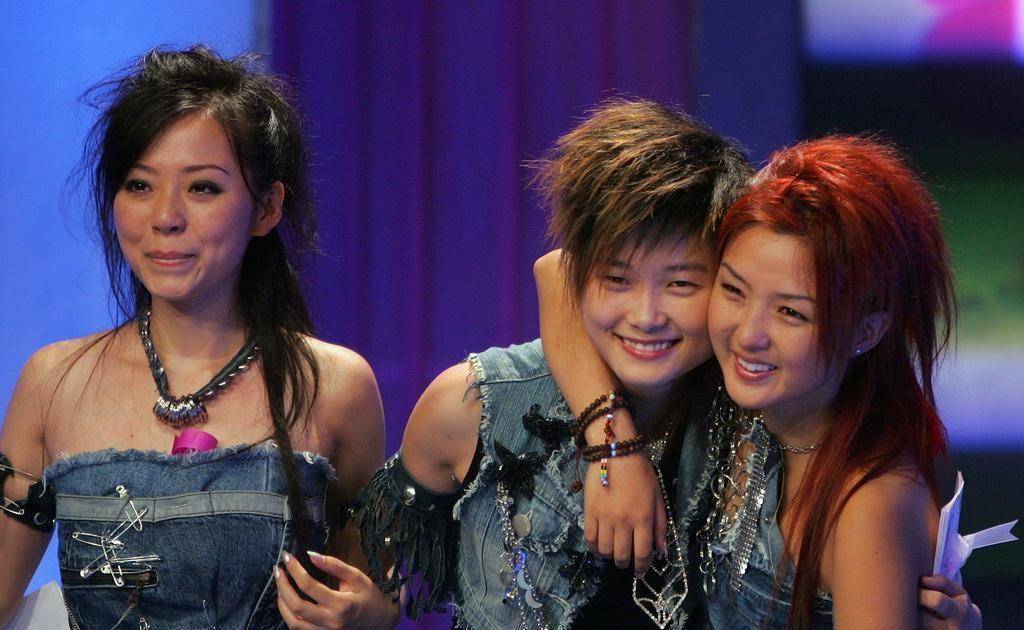 何洁真是超女的奇特存在,人家李宇春,张靓颖,周笔畅那真是在乐坛有