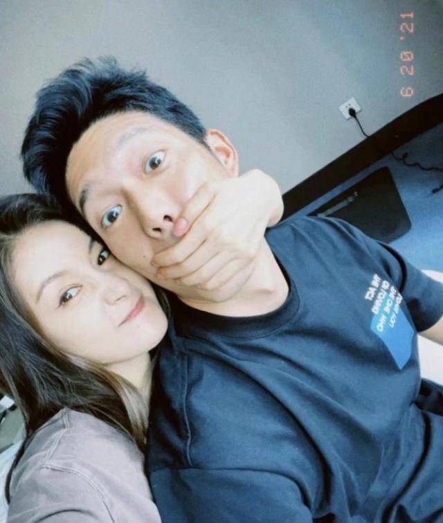 网友偶遇吴永恩,与美女合影手放身后不敢动,聊到王子文语气撒娇_小