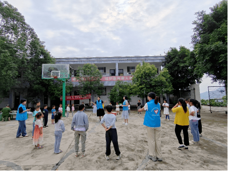 腾达镇官井村』6月18日,金石村童伴之家开展了"感恩父亲节"主题