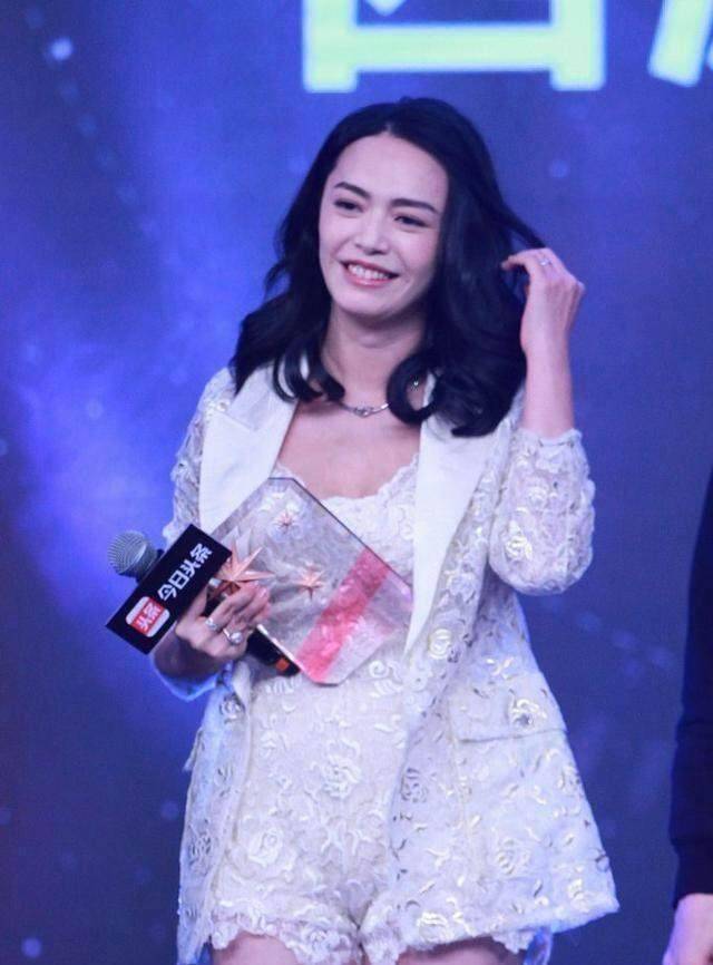 姚晨短裤露内内,低胸稍俯身,令星爷大饱眼福!_肌肉_连衣裙_条纹