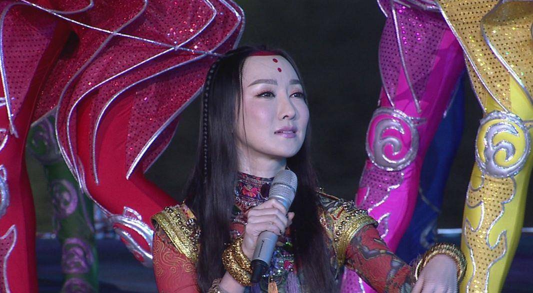 因假唱风波沉寂,被金星公开吐槽,人气直降的萨顶顶经历了什么?
