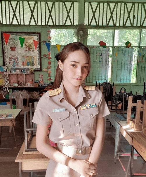 旅行:泰国教师的"行头"_制服_颜色_白色
