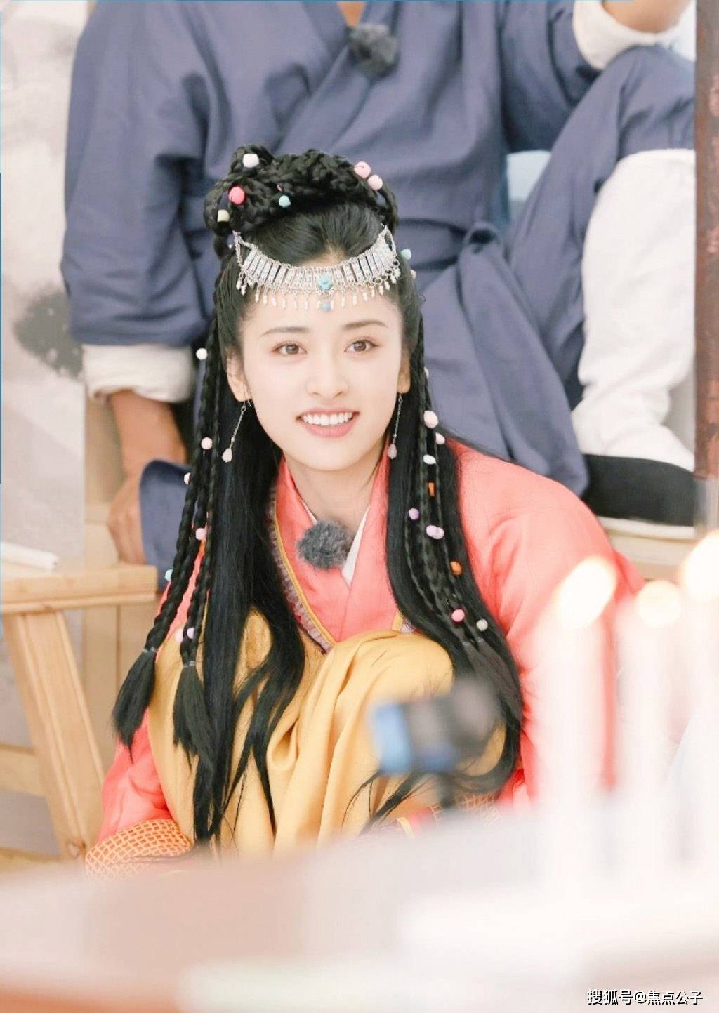 虽然沈月没演过古偶,但是有类似古装的造型能看出还是挺不错的!