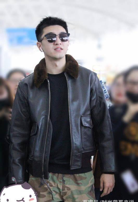 金瀚现身机场,穿皮衣配迷彩裤显男人味,未p图的样子也很帅!